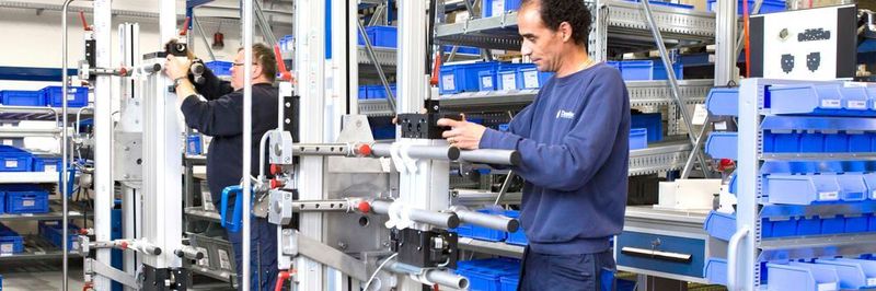 Dreh- und Angelpunkt der neuen One-Piece-Flow-Montage von Donaldson Filtration Deutschland ist der „lift2move“mit einer flexiblen Spannvorrichtung für die unterbrechungsfreie Montage kleiner und großer Modelle von Adsorptionstrocknern.