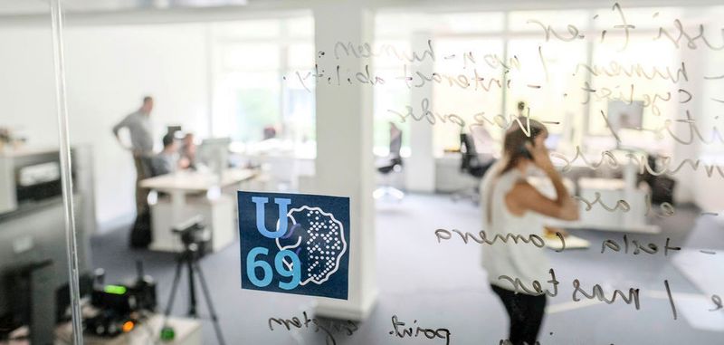 Ein Team aus Informatikern und Kognitionswissenschaftlern trainiert am Data Lab des VW-Konzerns Computer darin, zu verstehen, was Menschen sagen und meinen.