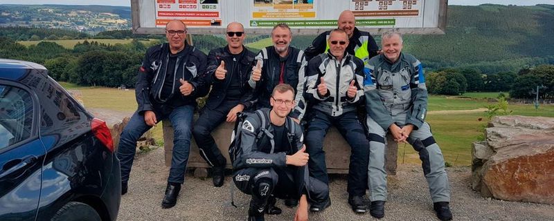 Gruppe 2 mit Tourguide Hannjürg Lacher in den Ardennen, angetreten zum Foto-Appell.