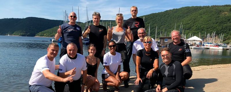 Gruppe 6 mit Tourguide Stephan Maderner und den beiden Eventmanagerinnen Uschi und Elena mit Badeschlappen am Rursee.