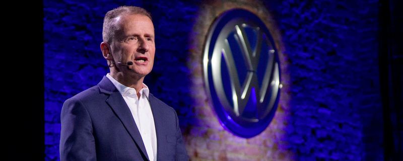 Weil VW bei der Zertifizierung von Automodellen mit dem neuen Abgastest WLTP nicht nachkommt, droht dem Konzern bei Auslieferungen und Gewinn in den kommenden Monaten eine Durststrecke. „Wir werden über drei Monate voraussichtlich 30 bis 50 Prozent weniger Varianten anbieten können“, sagte Herbert Diess in Wolfsburg.