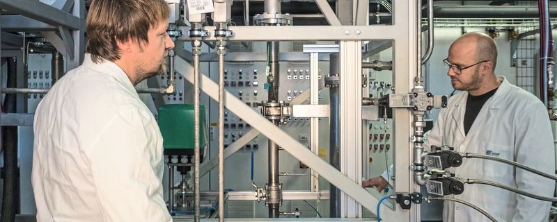 Forscher am Zentrum für Sonnenenergie- und Wasserstoff-Forschung Baden-Württemberg (ZSW) wollen erneuerbaren Wasserstoff mit deutlich geringerem Strombedarf herstellen.