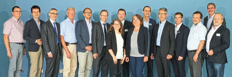 Wollen gemeinsam die Ausrichtung und Inhalte der neuen Messe Medtec Live nach den Bedürfnissen der Medizintechnik-Branche ausrichten: die 13 Mitglieder der neuen Fachbeirats, hier im Bild mit Vertretern der Veranstalter Nürnberg Messe und UBM.