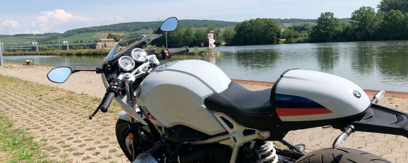 Der Motorradmarkt lässt sich von der Hitze bislang wenig beeindrucken: Im Bild die BMW R Nine-T Racer, das richtige Bike, um als Sommerfrischler durch die Gegen zu cruisen.
