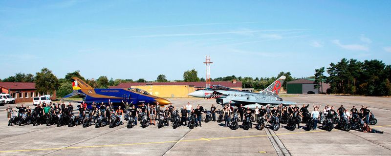 Harley-Fans besichtigen das Luftwaffengeschwader 71 „Richthofen“ in Wittmund.