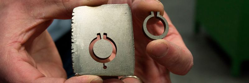 Der gewalzte Rohling mit erodierter Kontur – der anfallende Materialabtrag wird in der Filterpatrone der Maschine gesammelt.