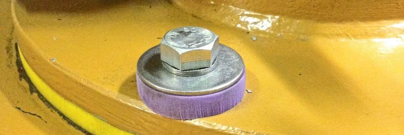 Durch die elastische Verschraubung mittels SLAB-Schwingungsisolationsplatten gelang es, die Körperschallübertragung komplett vom Sender, in diesem Fall der Pumpe, hin zum darunter liegenden Tank zu trennen