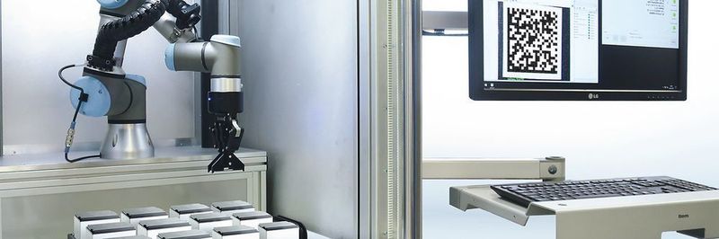 Diese Laserstation mit integriertem Industrieroboter hat ACI Laser entwickelt, um Werkstücke überall beschriften zu können.