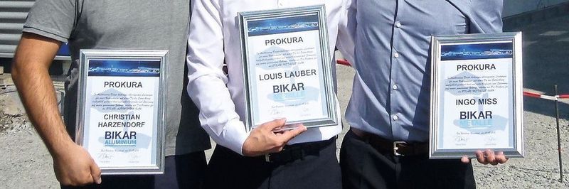 Christian Harzendorf, Louis Lauber und Ingo Miss (v.l.) mit ihren Prokura-Urkunden.