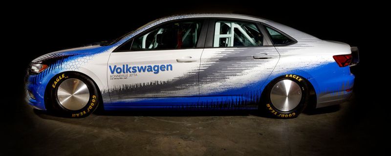 Mit einem speziell umgebauten Jetta will Volkswagen auf dem Bonneville-Salzsee bei Wendover im Bundesstaat Utah den Geschwindigkeitsweltrekord in seiner Klasse holen.