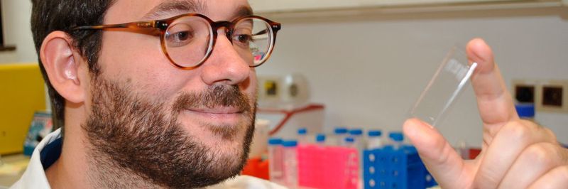 Um das neuronale Netzwerk zu trainieren, presste Alexander Kihm Blut durch hauchfeine Mikroröhrchen in einem Objektträger und klassifizierte die Blutkörperchen unter dem Mikroskop.