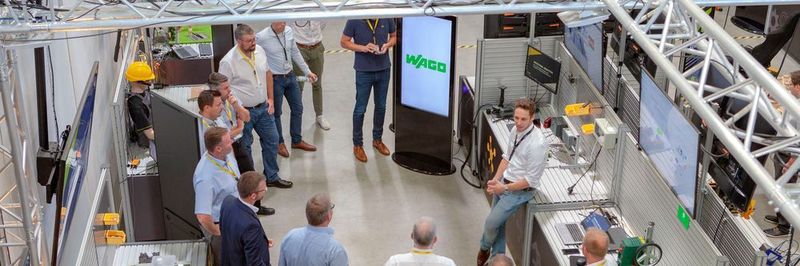 Teilnehmer einer Führung durch die IoT-Dauerausstellung.