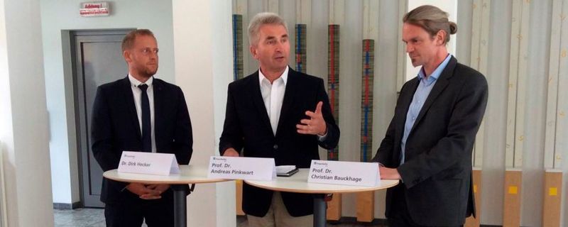 Dr. Dirk Hecker (links), Prof. Dr. Andreas Pinkwart (Mitte) und Prof. Dr. Christian Bauckhage (rechts) im Kompetenzzentrum für Künstliche Intelligenz im Fraunhofer-Institut in Sankt Augustin.