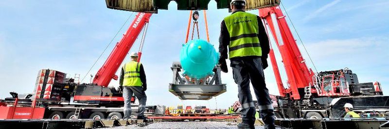 Der rund 20 m lange und 140 t schwere Reformgas-Abhitzekessel wird per Tandemhub in die Antonov AN-225 verladen.