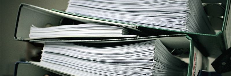 Die MDR verpflichtet die Hersteller, die Technische Dokumentation (TD) einschließlich der Herstellungsprozesse, ihrer Validierung und der verwendeten Hilfsstoffe sowie die endgültige Produktprüfung für die zuständigen Behörden verfügbar zu halten.