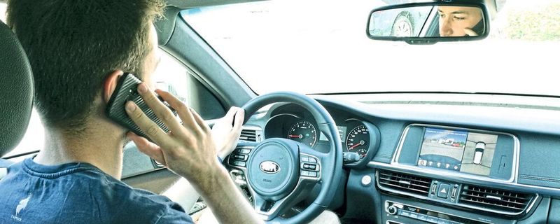 Das Smartphone am Steuer. Eine Umfrage zeigt: Die Gefahr ist bekannt, wird aber mehrheitlich in Kauf genommen.