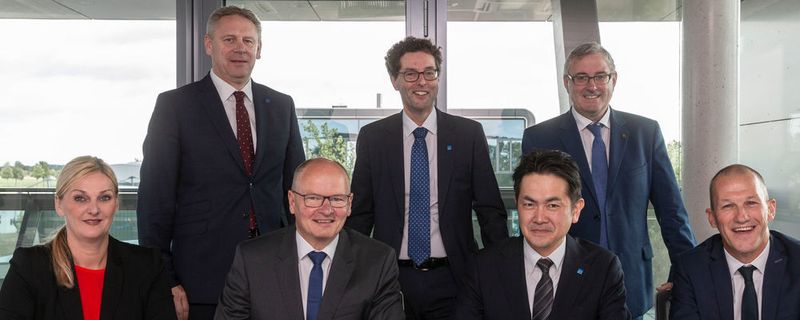 Vetreter von Horiba, Fuel Con und dem Bundesland Sachsen-Anhalt bei der Vertragsunterzeichnung der Übernahme.