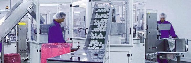 Werden wie hier bei Gerresheimer Medizinprodukte im Reinraum verpackt, resultieren daraus auch besondere Anforderungen an die verwendeten Verpackungsmaterialien.