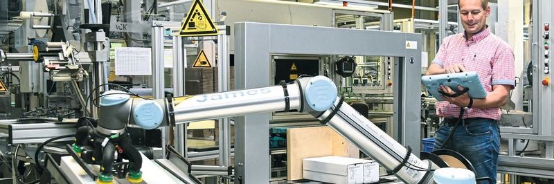 Der Leichtbauroboter UR10 von Universal Robots kann mit seinem Arbeitsradius von bis zu 1,3 m und seiner Tragkraft von 10 kg Waren effizient abstapeln – so etwa bei der Firma Hensel.