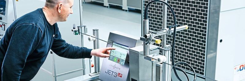 Bei Binder + Wöhrle können Mitarbeiter nun die neuen Informationen zur Kennzeichnung direkt am 10,4