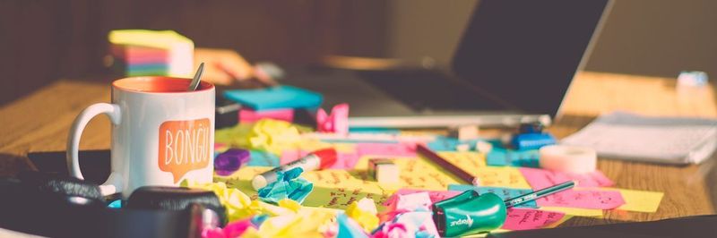 Wer sich bei der Aufgabenverteilung leicht verzettelt, kann mit einem Kanban Board für ordnung sorgen.