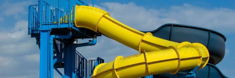 Wasserrutschen sind beliebt im Freibad – damit sie sicher bleiben, müssen sie regelmäßig überprüft werden.
