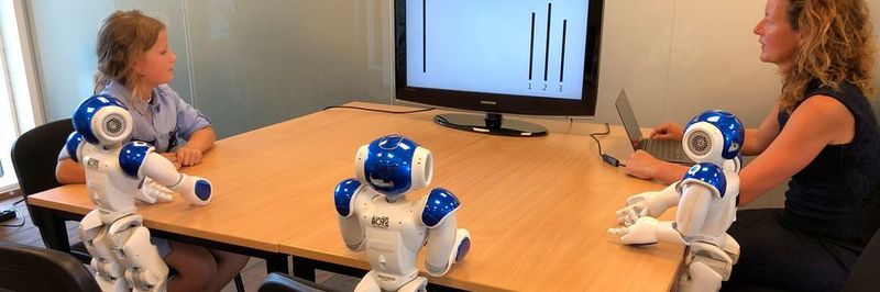 Wie wirkt sich die Anwesenheit von Robotern auf das menschliche Denken aus? Zumindest Kinder lassen sich von den putzigen Naos einen Bären aufbinden.