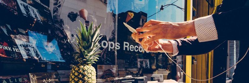 Augmented Reality kann eine Brücke zwischen dem physischen Verkaufstresen und dem E-Commerce schlagen.