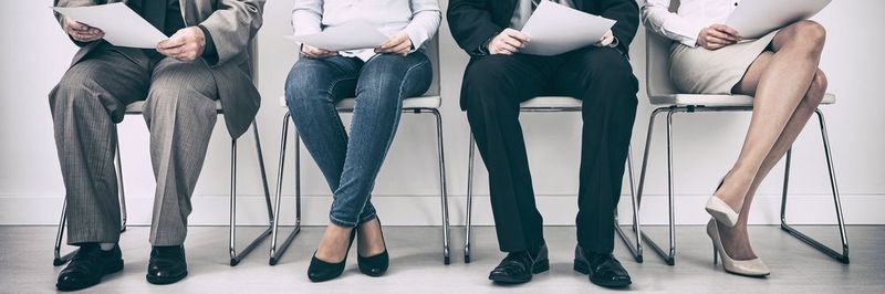 Insbesondere bei Führungskräften kann eine falsche Personalwahl schnell hohe Kosten und zusätzlichen Aufwand verursachen. Unternehmen sollten daher zunächst ein konkretes Anforderungsprofil erstellen.