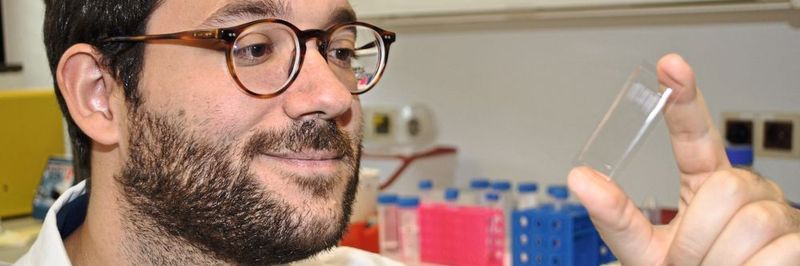 Um das neuronale Netzwerk zu trainieren, presste Alexander Kihm Blut durch hauchfeine Mikroröhrchen in einem Objektträger und klassifizierte die Blutkörperchen unter dem Mikroskop.