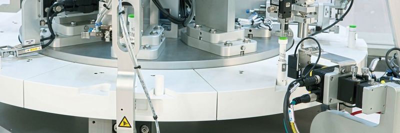Die Montagemaschinen für Pens eignen sich für handelsübliche vierteilige Einweg-Pens – bestehend aus einer Stiftkappe, einem Karpulenhalter, der Karpule selbst und einem Dosiermechanismus.