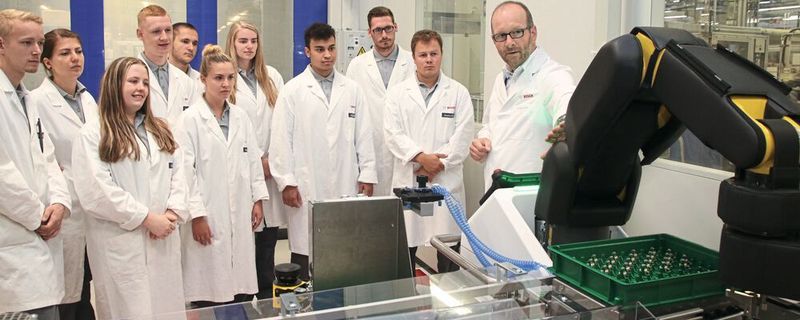 Im Rahmen ihrer technisch-gewerblichen Ausbildung übernehmen die Nachwuchskräfte von Bosch die Rolle als „Botschafter für Industrie 4.0“.
