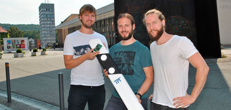 Das Sensor-System gegen Falschfahrer, das Daniel Gillo (l.), Benjamin Kirsch und Julian Neu (r.) an der Saar-Universität entwickelt haben, wird im oberen Teil eines Leitpfostens installiert.