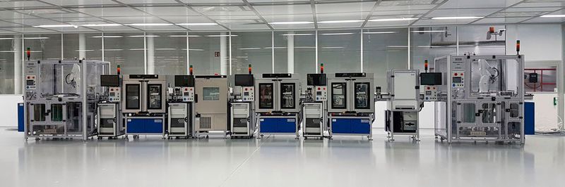 Inline-Temperaturkompensationsanlage für Automotive-Drucksensoren mit Beladestation, vier Temperierkammern (+ 40°C, -20°C, +120°C, +40°C), Laserbeschriftung und Entladestation (v. l. n. r.)