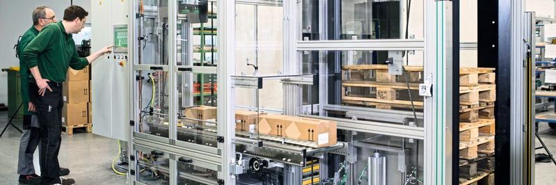 E & V Systeme hat eine Verpackungsmaschine mit einem Pick-and-Place-Palettierroboter entwickelt, der befüllte und verschlossene Kartons schnell und geordnet auf Paletten ablegt.