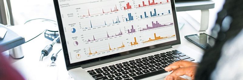 Bei der Self-Service-Datenanalyse sparen Mitarbeiter sich den Umweg über die IT. Stattdessen können sie selbstständig auf die Daten zugreifen, die sie benötigen, um ihre Entscheidungen treffen.