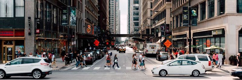 Ein Autohaus mitten in der Stadt? Durch einen digitalen Showroom kann eine personalisierte, konsistente Customer Experience im urbanen Raum geschaffen werden.