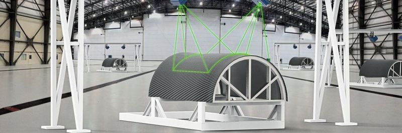 Zwei Tracer-Projektoren projizieren zum Laminieren in einem Verbundwerkstoff-Reinraum auf eine Triebwerksgondel.