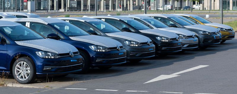 VW parkt wegen der WLTP-Umstellung momentan Neuwagen auf dem Gelände des neuen Berliner Flughafens.