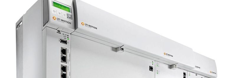 Mithilfe des Automatisierungssystems System One CM lässt sich laut Hersteller durch den kompakten Dreiachsregler sowie die integrierter Sicherheitssteuerung viel Platz im Schaltschrank sparen.