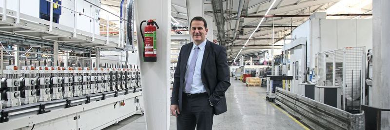 Carsten Röttchen, Geschäftsführer Produktion bei Rittal, zeigt die Fertigung der Großschaltschränke in Rittershausen. Links ist – mit neuer Infrastruktur – eine neue Anlage zu sehen, die den VX25 produziert, rechts die bisherige, auf der noch die Schaltschränke vom Typ TS 8 produziert werden.