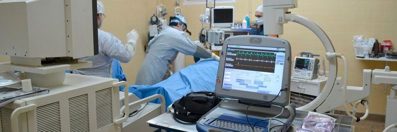 Die Integrität der Daten und Geräte muss zu jedem Zeitpunkt garantiert sein, ebenso wie die Identität der betreffenden Geräte und Patienten. Ärzte und Patienten sind darauf angewiesen vernetzten Systemen dahingehend zu vertrauen, dass sie das tun, was sie tun sollen.