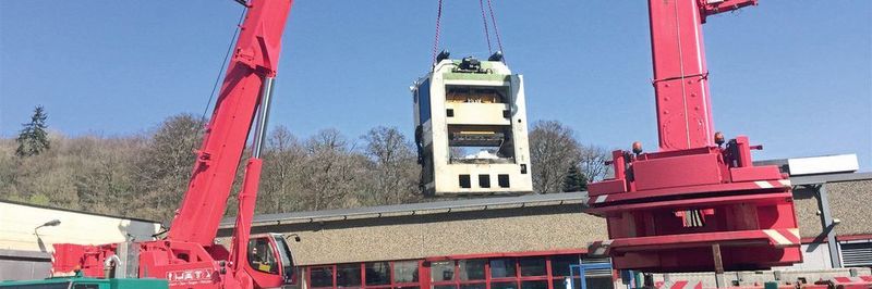Wenn die Maschine nicht durch das Werkstor passt: Bei der biebertaler stanz- und umformtechnik mussten drei große, tonnenschwere Pressen über das Dach aus der Halle bewegt werden.