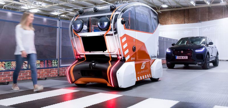 Selbstfahrende Pods sollen mit „virtuellen Augen“ mit Fußgängern kommunizieren und Vertrauen in autonome Fahrzeuge schaffen.
