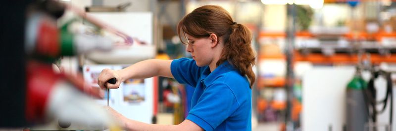 In der MEM-Industrie läuft's wieder rund, was den Fachkräftemangel noch weiter verschärfen wird. Swissmem unterstützt die Branche mit einem Massnahmenpaket und will auch Frauen für die MINT-Berufe begeistern.