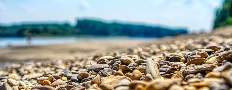 Die Hitzewelle 2018 zusammen mit der anhaltenden Dürre ließ die Pegel von Flüssen deutlich sinken oder kleinere Flüsse und Bäche gar ganz austrocknen. Im Bild der Rhein mit Niedrigwasser.