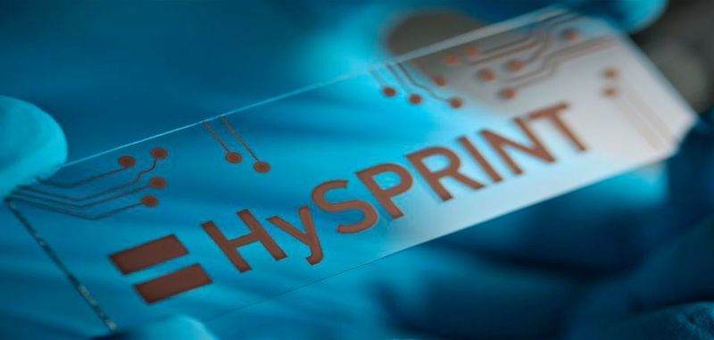Das aus einer Kupferlösung aufgedruckte Hysprint Logo des Helmholtz Innovation Labs symbolisiert, wie sich dünnste Materialschichten kostengünstig herstellen lassen.
