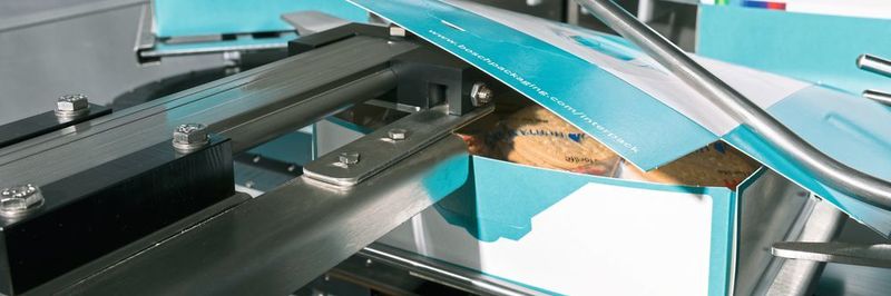 Der integrierte Topload Kartonierer Kliklok ITC richtet Schachteln auf, belädt sie mit vorverpackten Süßigkeiten und verpackt das Ganze. Zum Einsatz kommen das XTS-System von Beckhoff und ein Führungssystem von Hepco Motion.
