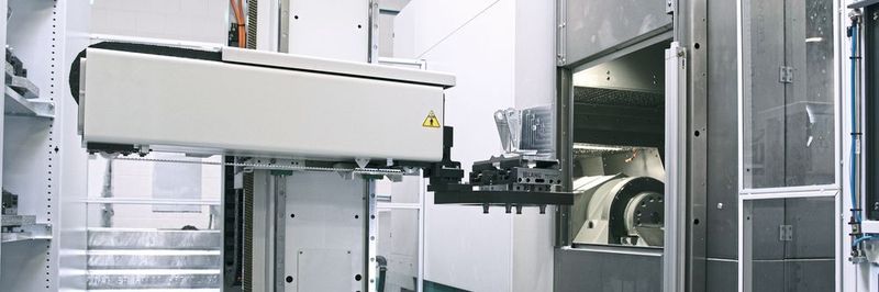 In der Zelle lassen sich die für Helfenstein Mechanik üblichen Seriengrössen von 20 bis 30 Stück effizient fertigen. Der Roboter transferiert Gewichte von bis zu 150 kg.