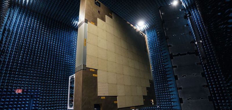 Großflächig: Aus mehreren HF-Funktionsgruppen-Kacheln aufgebautes 5G-Antennen-Array in einer HF-Strahlungsmesskammer.